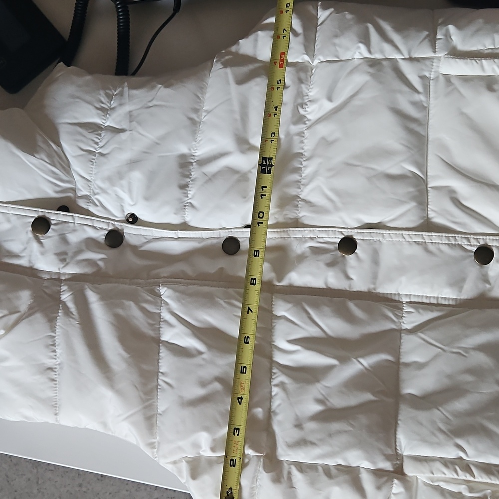 Old Navy Women's White Quilted Vest - Picture 13 of 14